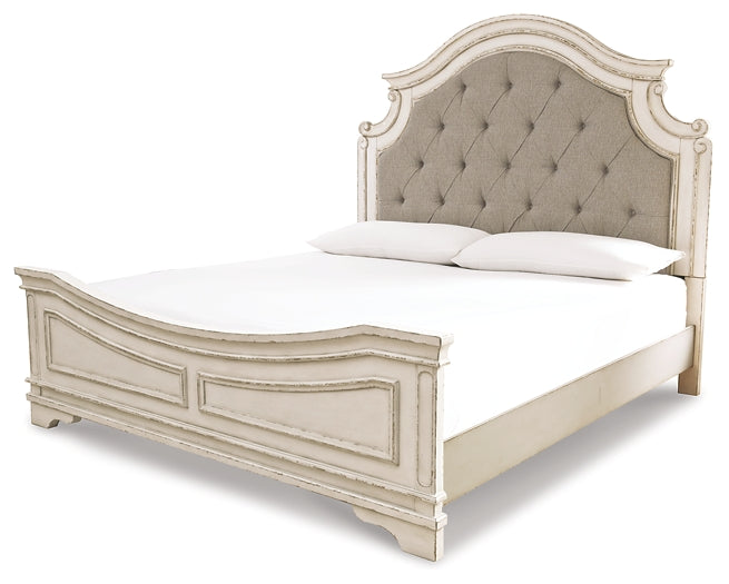 Cama California King con paneles tapizados y tocador con espejo Realyn