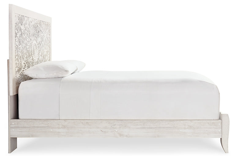 Cama Queen con paneles y tocador con espejo de Paxberry