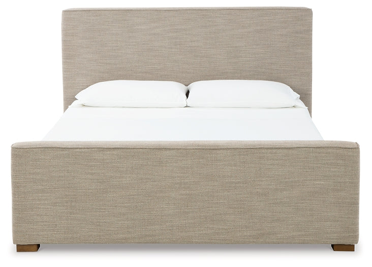 Cama Dakmore King tapizada con tocador con espejo, cómoda y 2 mesitas de noche