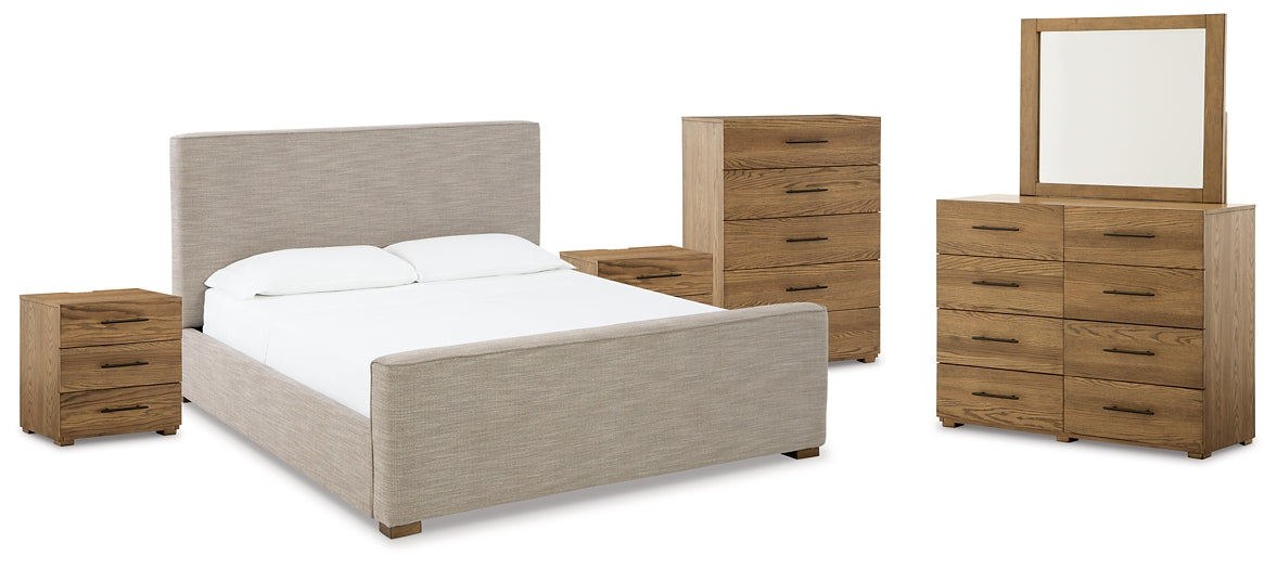 Cama Dakmore King tapizada con tocador con espejo, cómoda y 2 mesitas de noche