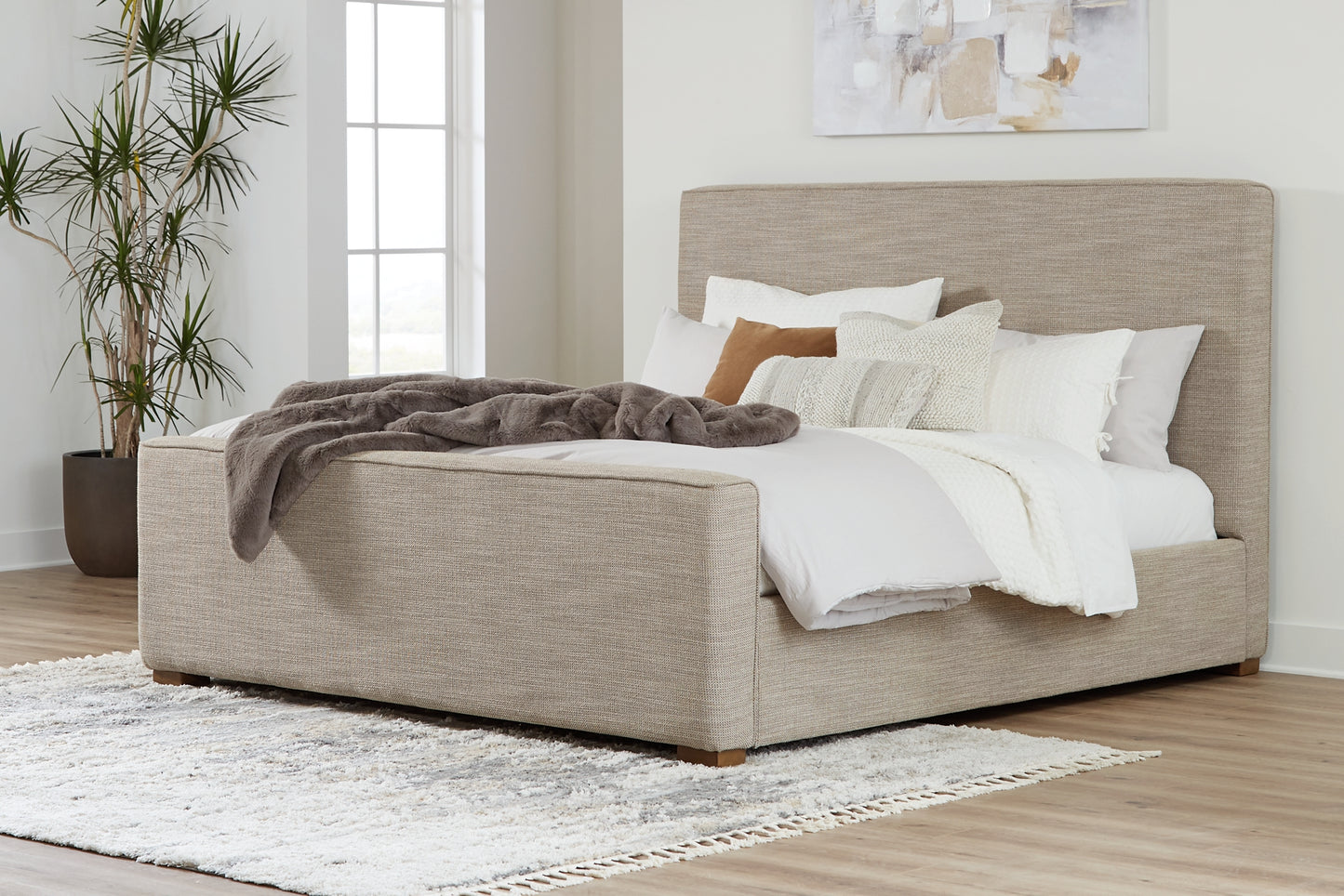 Cama Dakmore King tapizada con tocador con espejo, cómoda y 2 mesitas de noche