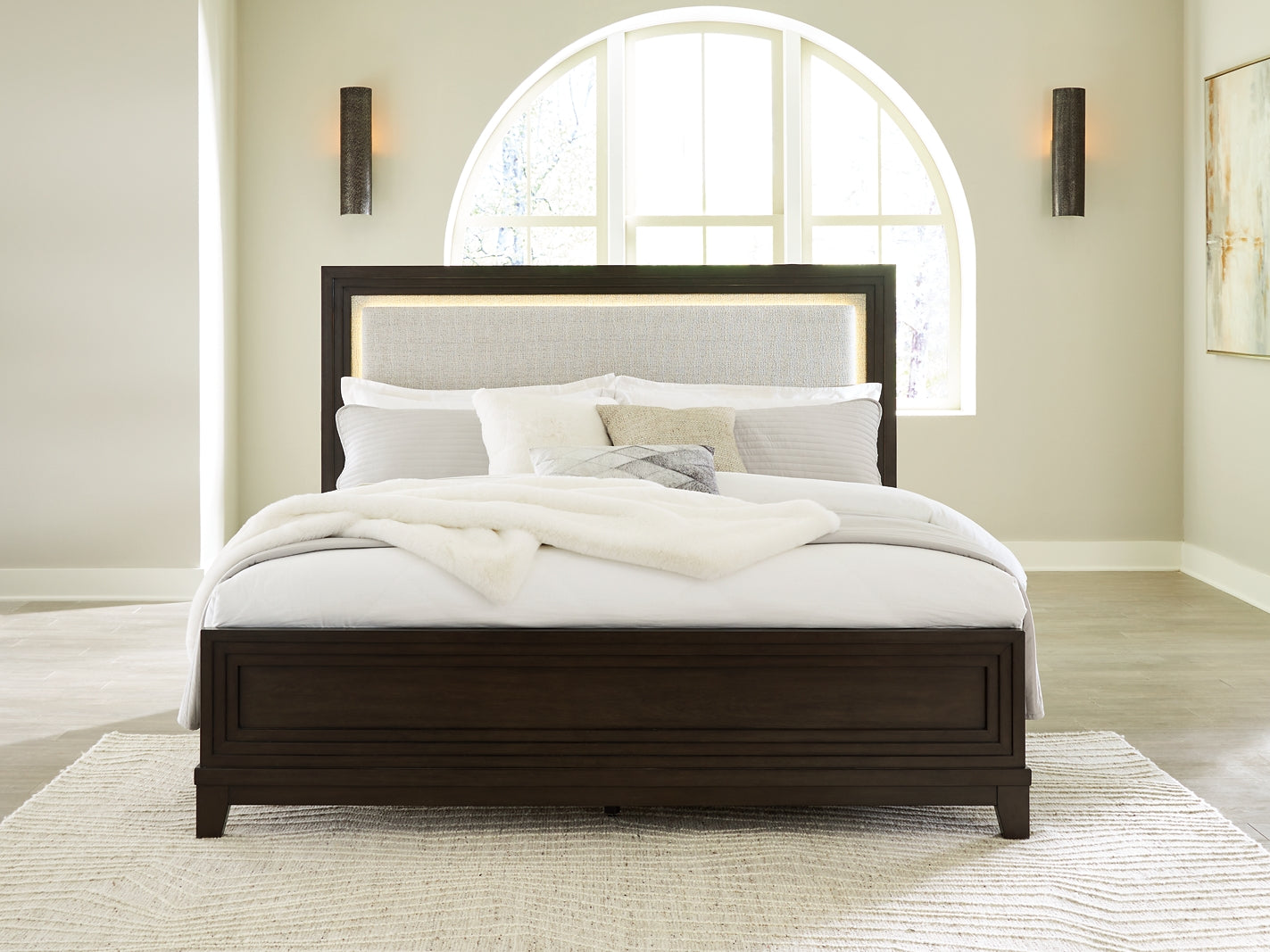 Cama California King con paneles tapizados Neymorton