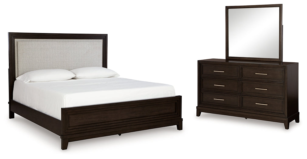 Cama California King con paneles tapizados y tocador con espejo Neymorton