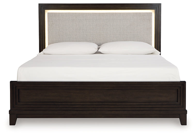 Cama California King tapizada con paneles, tocador con espejo, cómoda y mesita de noche de Neymorton