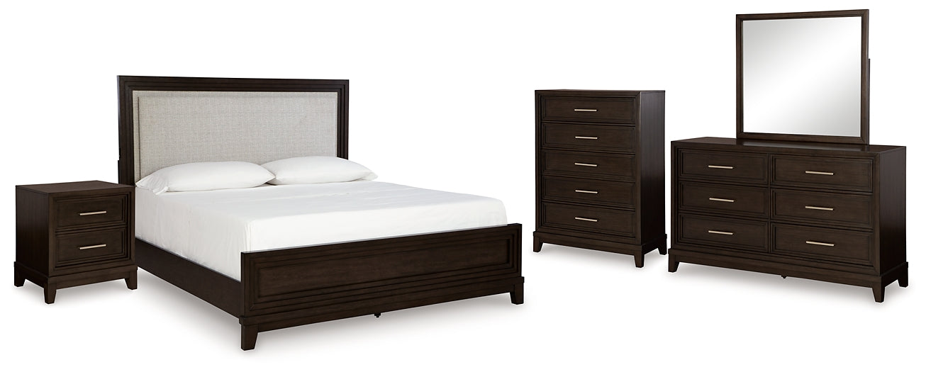 Cama California King tapizada con paneles, tocador con espejo, cómoda y mesita de noche de Neymorton