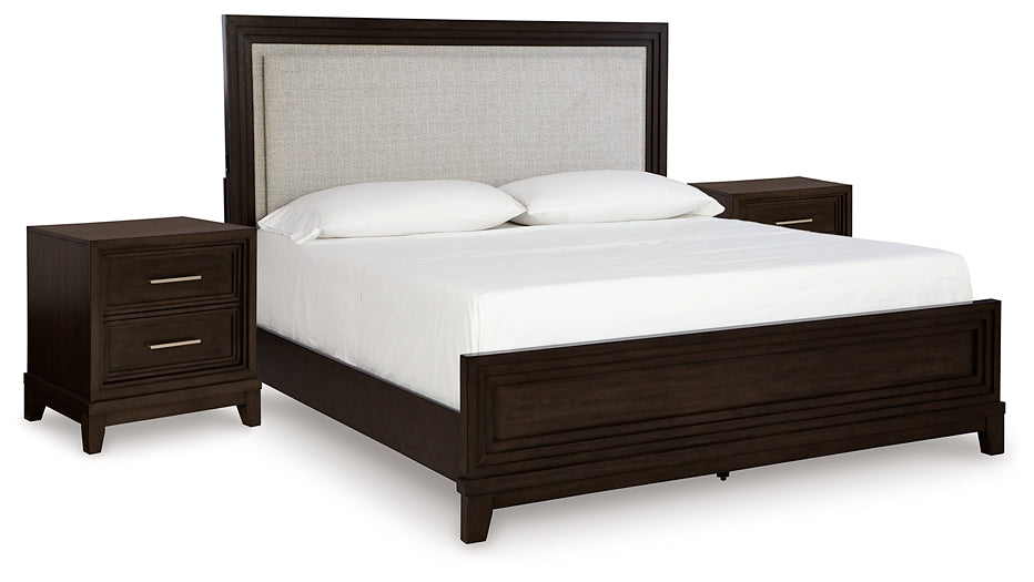 Cama Queen Neymorton con paneles tapizados y 2 mesitas de noche