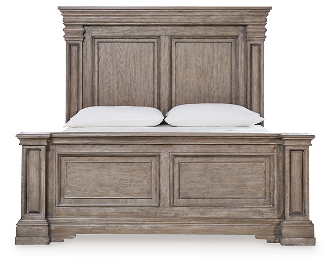 Cama California King con paneles Blairhurst, tocador y mesita de noche