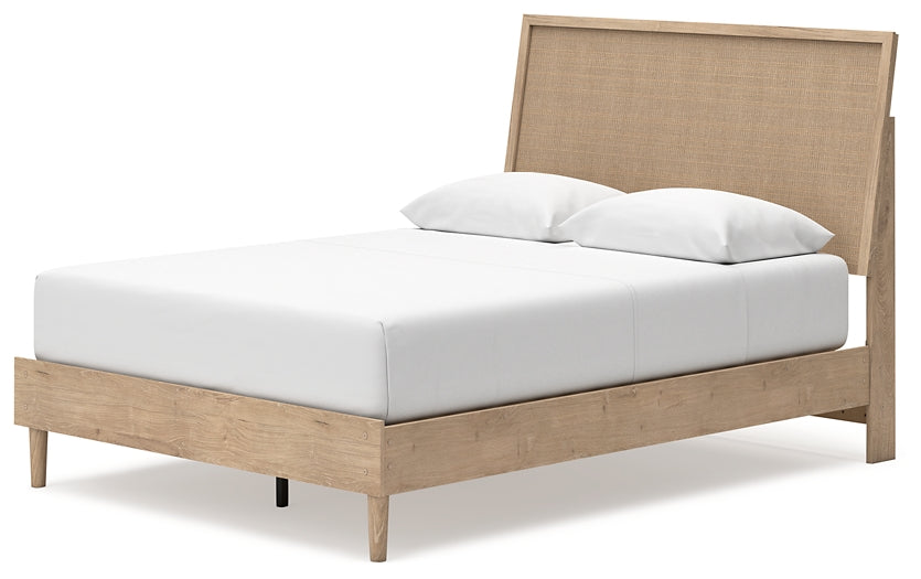 Cama Queen con paneles Cielden, tocador con espejo, cómoda y dos mesitas de noche