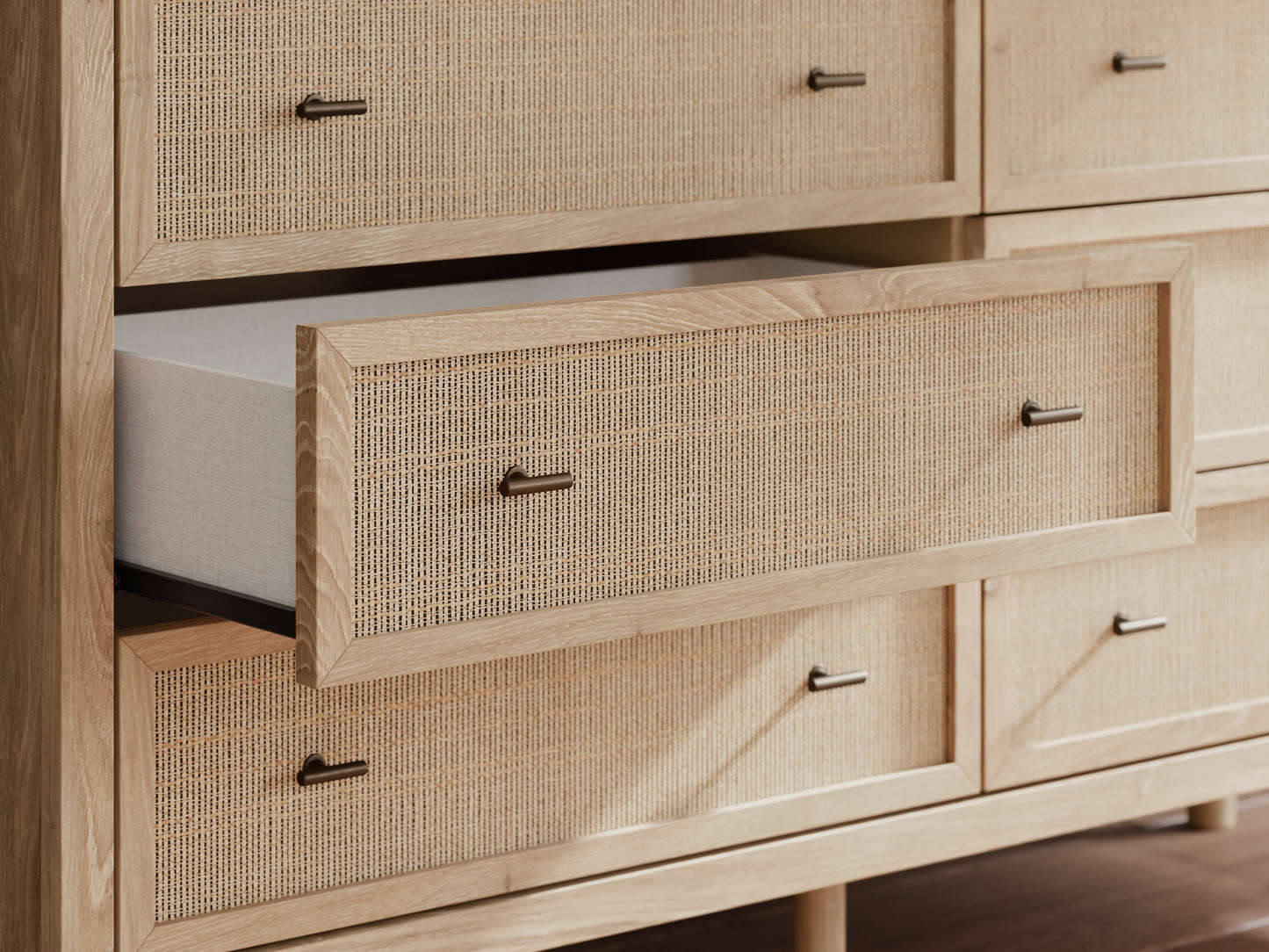 Cama Cielden con paneles tapizados, tocador con espejo, cómoda y mesita de noche