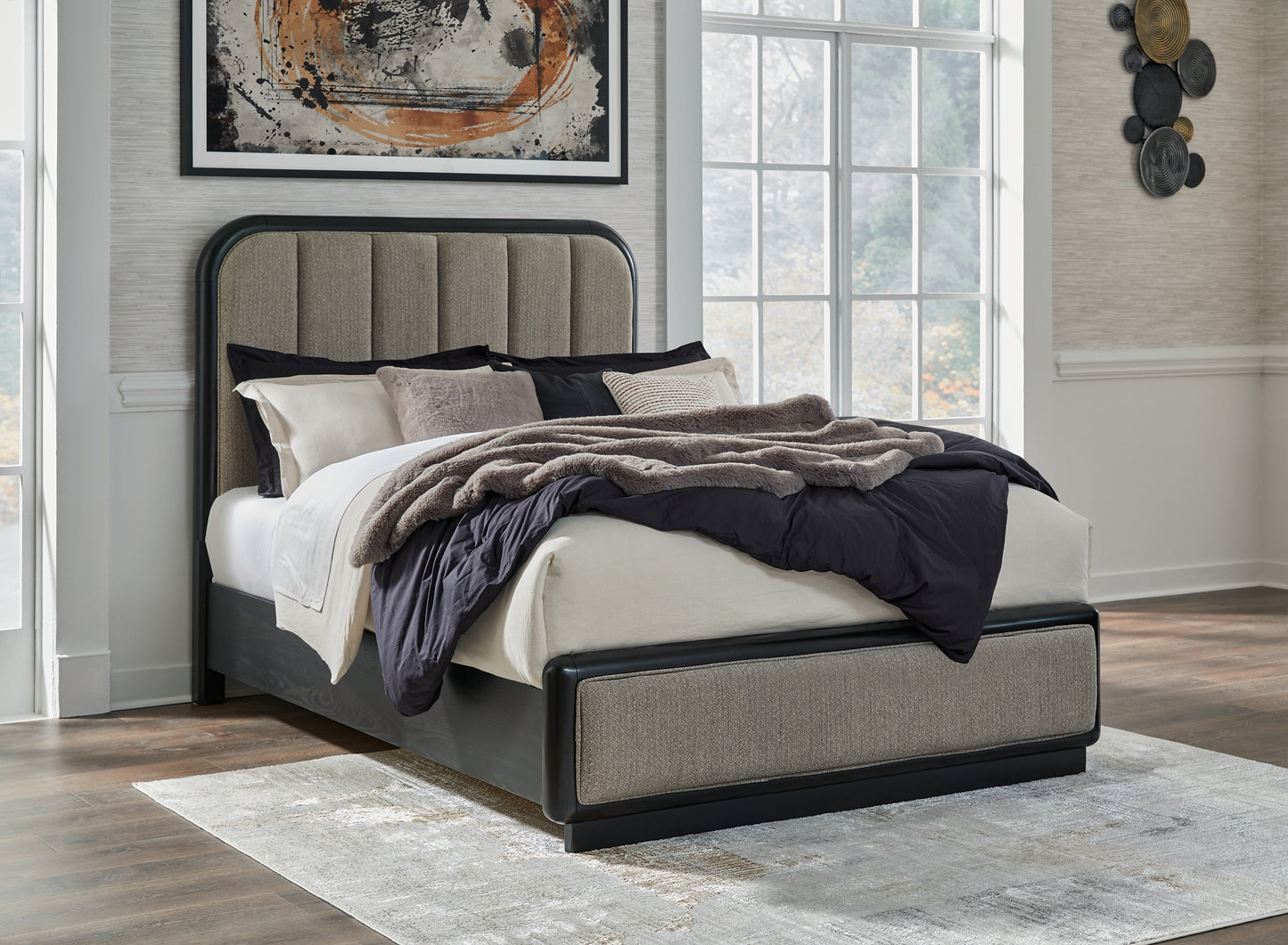 Cama Queen con paneles tapizados y tocador Rowanbeck