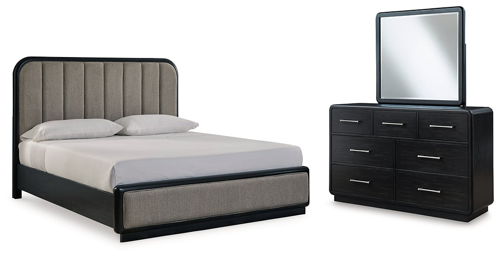 Cama California King con paneles tapizados y tocador con espejo de Rowanbeck